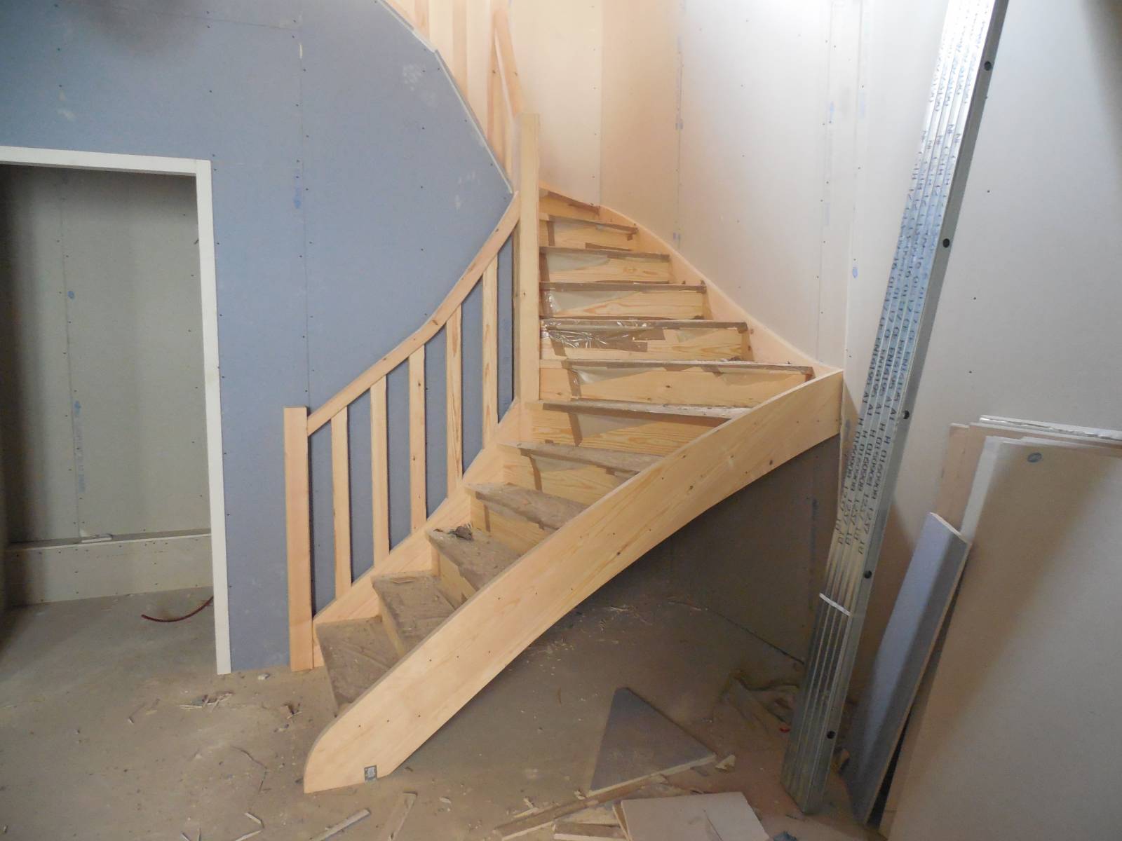 Conception et pose d'un escalier en bois sur mesure 2/4 tournant à Marseille