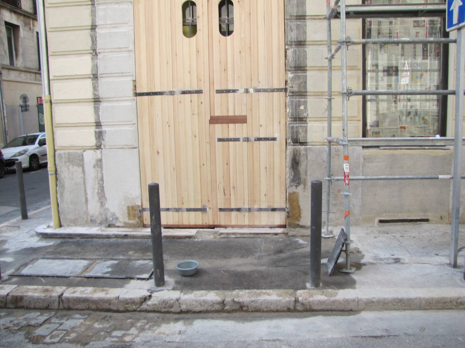 Fabrication d'un volet d'atelier en bois de pin à Marseille