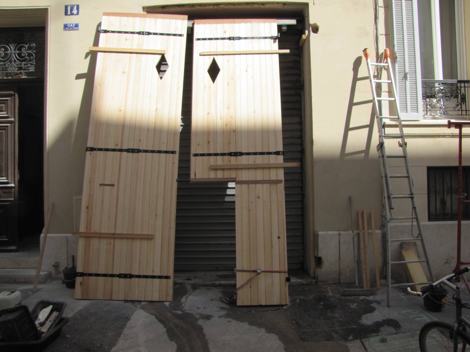 volet d'atelier en bois de pin, sur mesure a Marseille